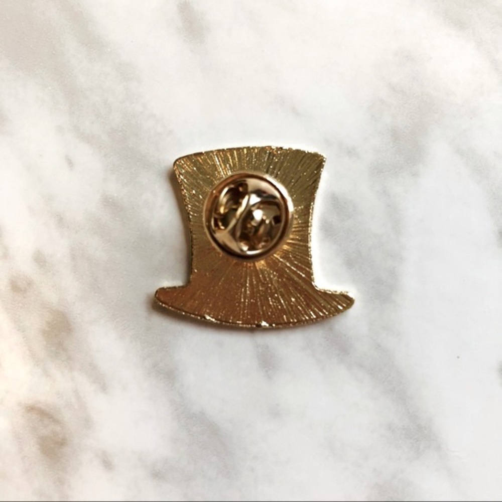 🎉 New Alice in Wonderland Top Hat Pin - Picture 3 of 4